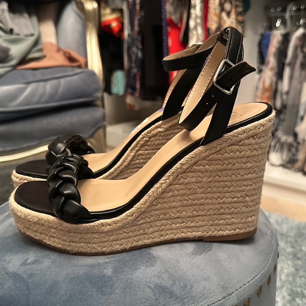 Cute summer wedges! Sale!